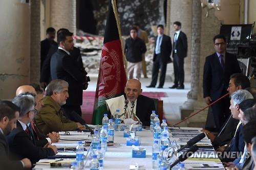 30일 아프간 수도 카불의 다룰 아만 궁전에서 아슈라프 가니(가운데) 아프간 대통령이 궁전 복원 작업 개시를 발표하고 있다.(AFP=연합뉴스)