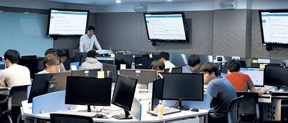 지난달 27일 고려대 사이버국방학과 학생들이 ‘워룸’(war room)에 모여 모의 사이버전(戰)을 실습하는 모습. 팀원 간 의사소통을 위해 컴퓨터를 원탁형으로 배치했다. 김경록 기자