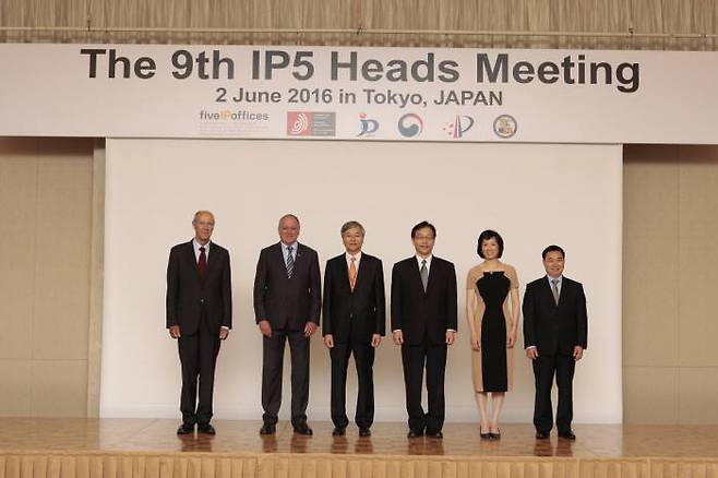 IP5 청장회의에 참석한 각 국 수석 대표가 한자리에 모여 기념촬영했다.(왼쪽부터 프랜시스 거리 세계지식재산권기구 사무총장, 베누아 바티스텔리 유럽특허청장, 최동규 한국특허청장, 이토 히토시 일본 특허청장, 미셸 리 미국특허상표청장, 허 지민 중국특허청 차장)
