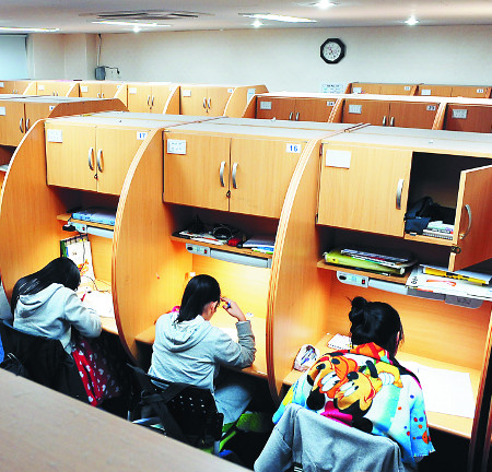 학교 수업을 마친 고등학생들이 서울 중계동의 한 도서관에서 공부에 열중하고 있다. 국민일보DB