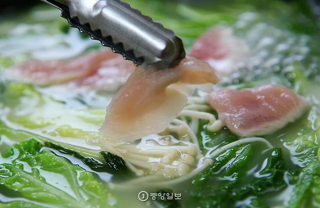 교래리 토종닭 집의 샤브샤브.