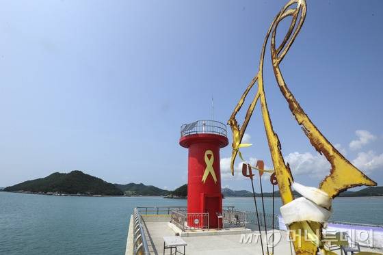 진도 임회면 팽목항에 세월호 희생자들을 추모하는 리본이 새겨진 등대주변이 한적한 모습을 보이고 있다/사진=뉴스1