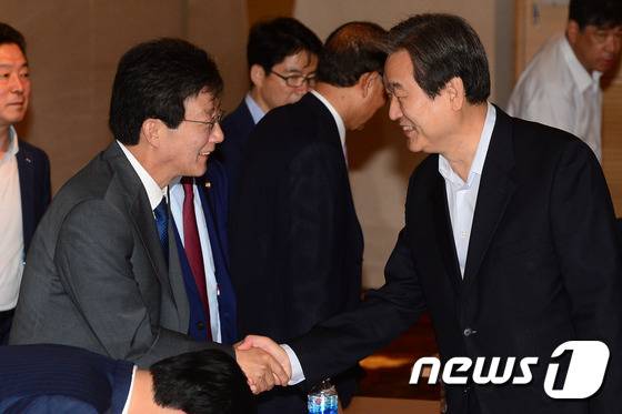 김무성 새누리당 전 대표(오른쪽)와 유승민 무소속 의원.. 2016.6.7/뉴스1 © News1 임세영 기자