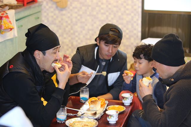 tvN ‘삼시세끼-어촌편’에서 빵까지 만들어 내며 시청자들을 깜짝 놀라게 했던 차승원(왼쪽부터)은 손호준, 만재도 꼬마 손님, 유해진과 함께 맛있게 나누어 먹었다. CJ E&M 제공