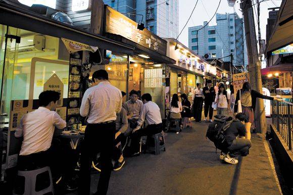 날이 어둑해지면 체부동 먹자골목엔 소박한 먹거리를 찾는 사람들이 모여든다. 요즘은 가게 앞 테이블에 앉아 음식과 술을 먹는 사람들로 골목이 더 좁아졌다.