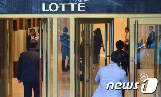 검찰의 압수수색이 이뤄지고 있는 서울 중구 소공동 롯데그룹 본사에서 10일 오전 직원들이 로비를 오가고 있다. 2016.6.10/뉴스1 © News1 민경석 기자