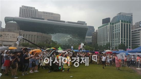11일 오후 서울광장에서 비가오는 와중에도 즐거운 분위기 속에 퀴어문화축제가 진행되고 있다.