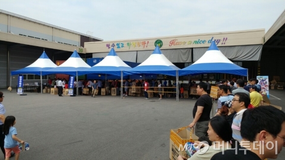 11일 인천 서구 NKG북항물류센터에서 열린 손오공 창고 대방출 행사장에서 사람들이 터닝메카드를 구입하기 위해 줄을 서 있다.