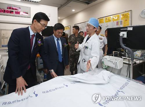 권역외상센터 둘러보는 방문규 차관 (수원=연합뉴스) 홍기원 기자 = 13일 오전 경기도 수원시 아주대학교병원에서 열린 경기남부 권역외상센터 개소식에서 방문규 보건복지부 차관을 비롯한 참석자들이 이국종 교수의 설명을 들으며 시설을 둘러보고 있다. 아주대병원 권역외상센터는 지하 2층, 지상 6층에 연면적 1만944㎡ 규모로 중환자실 40병상 등 100병상을 갖췄다. 소생실, 집중치료실, 영상검사실, 중증외상환자전용수술실 등도 마련됐다. 2016.6.13 xanadu@yna.co.kr