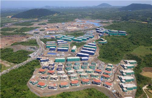 '리조트월드 제주' 공사 현장 (제주=연합뉴스) 박지호 기자 = 국내 최대 복합리조트인 '리조트월드 제주' 건설 공사 현장. 휴양리조트와 테마 스트리트가 들어서는 R지구와 뒤쪽으로 월드 테마파크, 호텔, 마이스 시설 등을 짓는 A지구가 한눈에 보인다. 2016.6.16