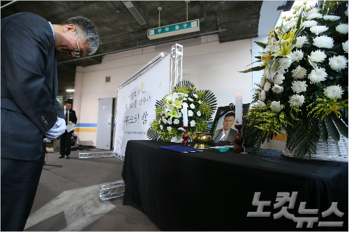 18일 저녁 서울서북시립병원 장례식장 앞에서 故 김관홍 잠수사 추모식이 열리고 있다. (사진=박종민기자)