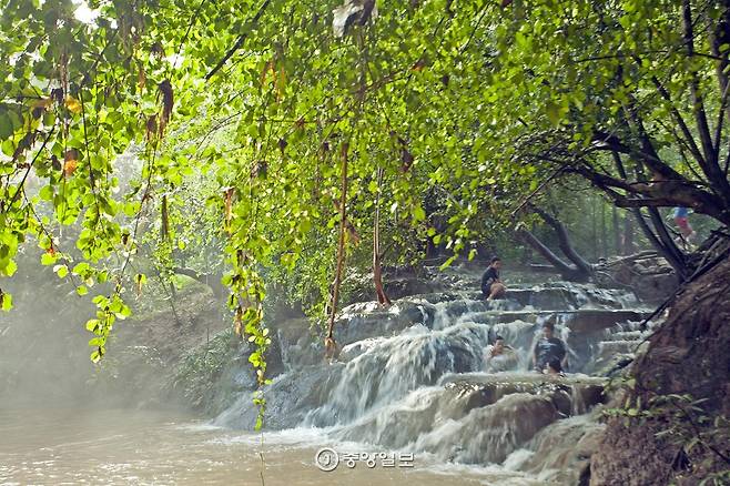 남똑 론 클롱 톰(Namtok Ron Khlong Thom)의 천연 온천. 40도의 온천수가 폭포처럼 쏟아진다.