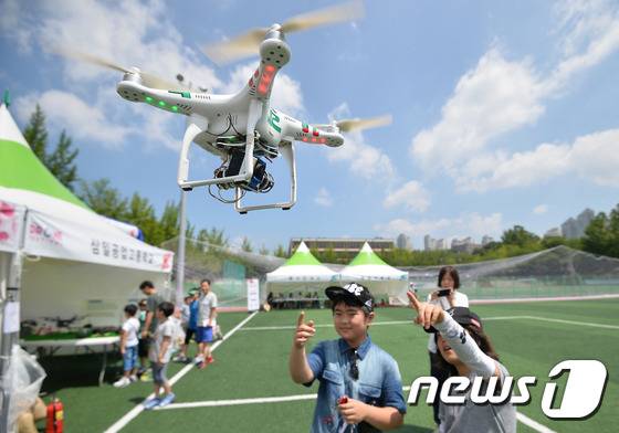 26일 오전 경기도 수원시 영통구 아주대학교에서 열린 2016 수원 드론 페스티벌을 찾은 어린이들과 시민들이 드론 시연을 살펴보고 있다. 2016.6.26/뉴스1 © News1 이재명 기자