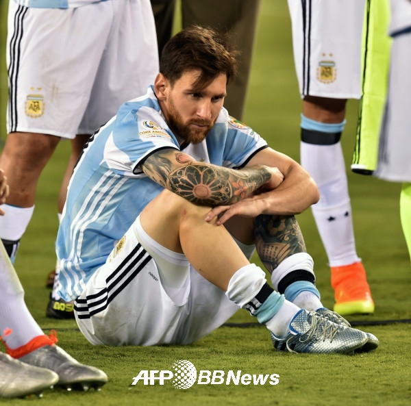 아르헨티나 축구 대표팀의 주장 리오넬 메시가 27일 코파아메리카 센테나리오 결승전에서 칠레에게 패한 후 돌연 국가대표팀 은퇴를 선언했다.  ⓒAFPBBNews = News1