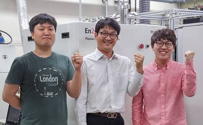 인투코어테크놀로지 엄세훈 대표(가운데)와 연구원들이 독자 개발한 이산화탄소 플라즈마 변환장치 앞에서 플라즈마 전문기업으로의 도약을 다짐하고 있다.