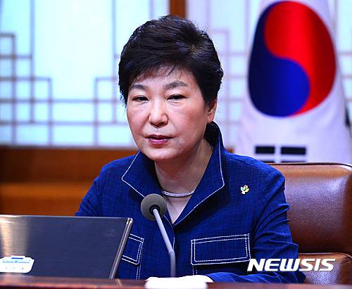 【서울=뉴시스】전진환 기자 = 박근혜 대통령이 27일 오전 청와대에서 열린 수석비서관 회의에 참석, 모두발언을 하고 있다. 2016.06.27. amin2@newsis.com