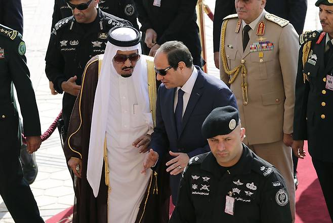 살만 사우디아라비아 국왕(왼쪽)과 압델 파타 엘시시 이집트 대통령(오른쪽)