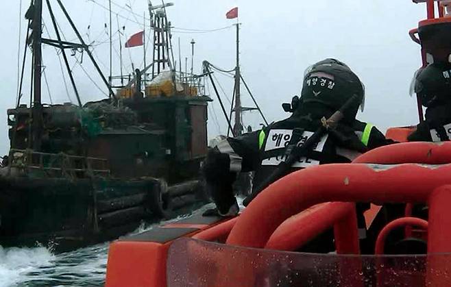 6월11일 인천시 옹진군 연평도 남서방 50km 해상에서 불법조업 중국 어선이 해경의 정선 명령을 거부하고 달아나고 있다.