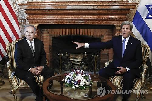 이스라엘 "6년만에 터키와 관계정상화에 합의" (앙카라 AP=연합뉴스) 터키에서 가자지구로 향한 구호선이 이스라엘 당국에 나포된 사건이 있은 지 6년만에 터키와 이스라엘이 관계정상화에 합의했다고 27일(현지시간) 밝혔다. 베냐민 네타냐후 이스라엘 총리는 이날 로마에서 존 케리 미국 국무장관과 회담 후 기자들에게 양국의 관계정상화 합의 사실을 확인한 후 "이는 이스라엘 경제에 막대한 영향을 미칠 것"이라고 기대했다. 사진은 네타냐후 총리(왼쪽)와 케리 장관이 이날 이탈리아 주재 미 대사관에서 만나 환담하는 모습.
