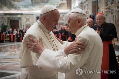 한 자리에서 만난 프란치스코 교황(좌측)과 2013년 퇴위한 베네딕토 16세. [AP=연합뉴스]
