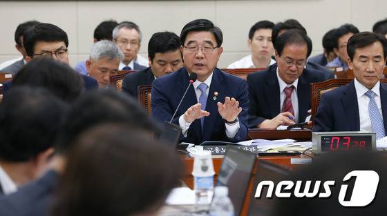 이기권 고용노동부 장관이 29일 서울 여의도 국회에서 열린 환경노동위원회 전체회의에서 의원들의 질의에 답하고 있다. © News1