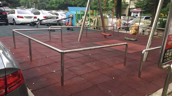 주차장이 부족하다보니 놀이터의 면적을 줄여 주차장으로 활용하는 곳이 많다. 그네와 시소만 남은 현대아파트 놀이터 모습.