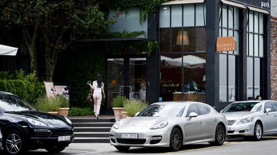 강남에서는 대부분 레스토랑이 앞마당에 주차장을 마련해 고객들의 편의를 돕는다.