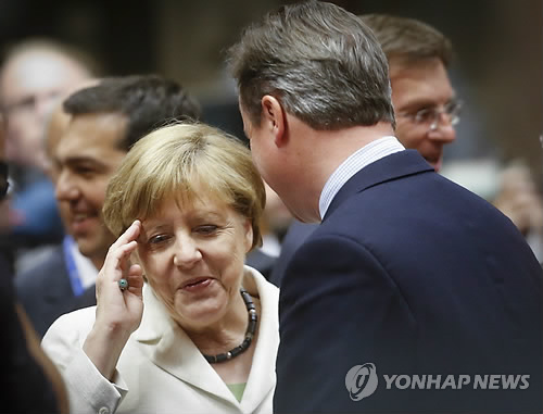 메르켈 총리와 캐머런 총리     (브뤼셀 EPA=연합뉴스) 28일(현지시간) 벨기에 브뤼셀에서 열린 유럽연합(EU) 정상회의에 참석한 앙겔라 메르켈 독일 총리(왼쪽)와 데이비드 캐머런 영국 총리가 대화를 나누고 있다.