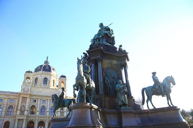 빈은 650년간 오스트리아를 통치한 합스부르크 왕가가 남긴 건축물로 둘러싸여 있다.