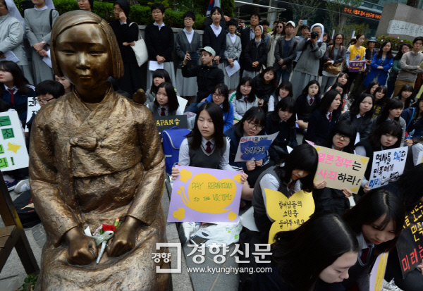 주한 일본대사관 앞 평화의 소녀상. 경향신문 자료사진