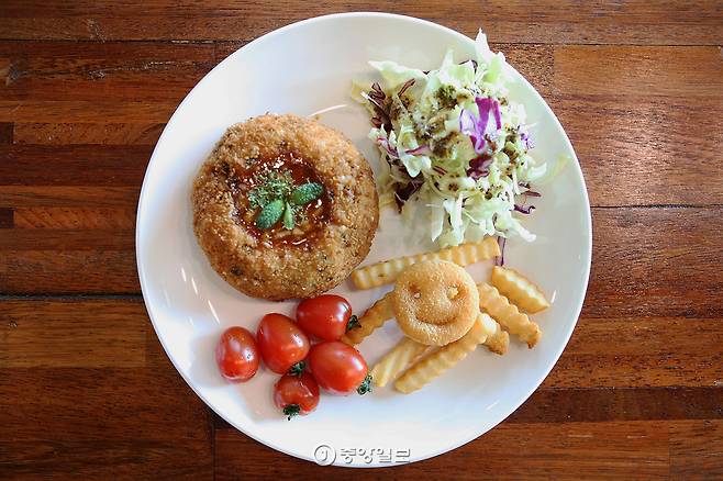 카페 ‘지오아라’에서 파는 누룩빌레 주먹밥. 화산 분화구 모양이다.