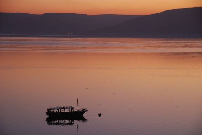 갈릴리 호수에 노을이 지고 있다. 돌풍이 불면 호수에도 거센 파도가 인다. 우리가 만나야 하는 희로애락의 그 모든 파도를 잠재우는 바다야말로 신의 속성이 아닐까.