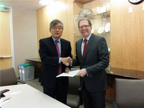 (샌프란시스코=연합뉴스) 김민수 기자 = 서울성모병원은 미국 스탠퍼드대학 현지에서 '글로벌 의료기술 사업화를 위한 연구 협약식'(MOU)을 열고, 사업 추진 배경과 앞으로의 계획 등에 대해 5일 공식 발표했다. 승기배 서울성모병원 원장, 로이드 마이너(Lloyd. B. Minor) 스탠퍼드 의과대학 학장이 연구협약서를 교환하고 있다. kms@yna.co.kr