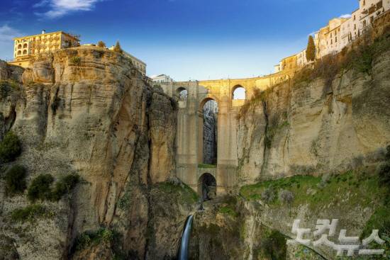 아찔한 절벽 위에 세워진 도시 론다로 떠나보자. (사진=투리스타 제공)