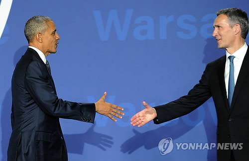 美, 유럽 배치 MD시스템 통제권 나토 이양 (바르샤바 AP=연합뉴스) 폴란드 바르샤바에서 8일(현지시간) 개막한 북대서양조약기구(NATOㆍ나토) 정상회의에서 나토 정상들은 미국이 유럽에 배치한 미사일방어(MD) 시스템의 통제권을 나토로 이양하는 것을 승인했다. 사진은 이날 나토 정상회의에서 버락 오바마 미국 대통령(왼쪽)과 옌스 스톨텐베르크 나토 사무총장이 악수하는 모습.