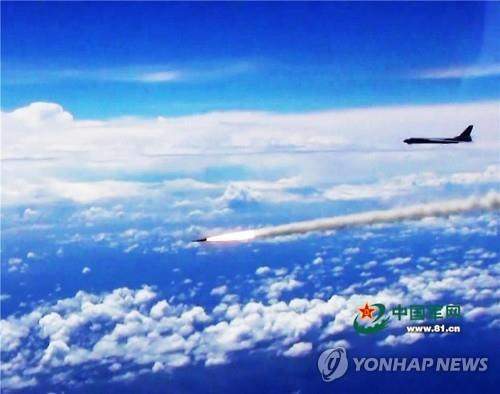 남중국해상 훈련에서 대함미사일을 발사하는 중국 전략 폭격기[중국군망 캡처]