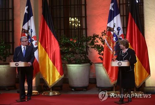 독일의 가우크(좌), 칠레의 바첼레트 대통령 회견 모습 (AFP=연합뉴스)