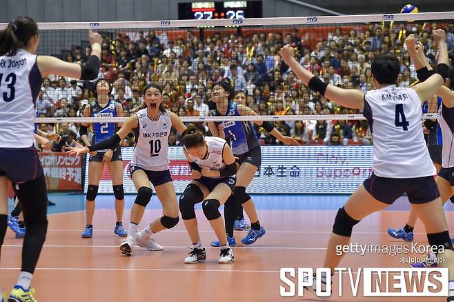▲ 2016년 리우데자네이루 올림픽 여자 배구 세계 예선 일본전에서 블로킹에 성공한 뒤 환호하는 한국 여자 배구 대표팀 ⓒ Gettyimages