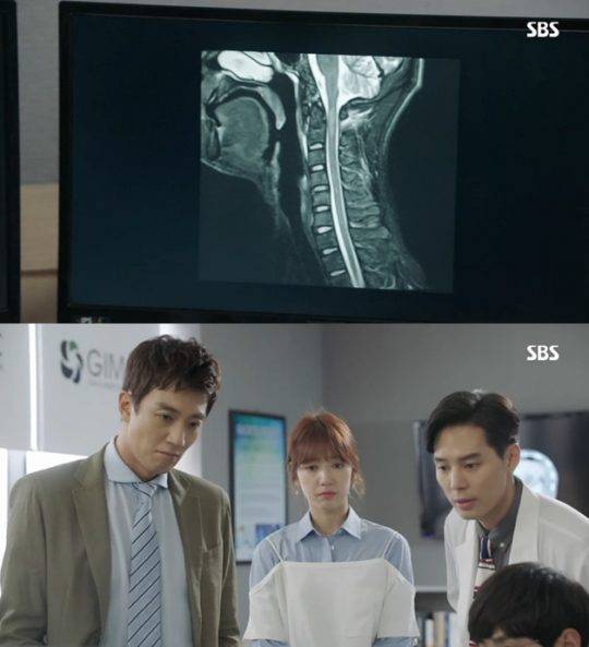 MRI 사진을 확인하는 지홍(김래원). / 사진=SBS ‘닥터스’ 캡처