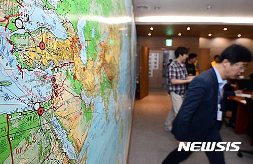 【서울=뉴시스】김동민 기자 = 16일 오전 서울 종로구 외교부 재외국민보호 대책본부에서 관계자들이 터키 내 소요사태 관련 관계부처 재외국민보호대책회의를 앞두고 분주한 모습을 보이고 있다. 2016.07.16. photo@newsis.com