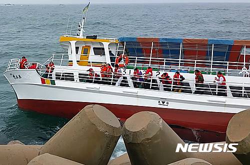 【속초뉴시스】김경목 기자 = 16일 오후 3시35분께 강원 속초시 앞바다에서 유람선 1척이 기관고장으로 파도에 떠밀려 방파제 앞에서 좌초된 가운데 승객 18명이 구명조끼를 입고 구조를 기다리고 있다. 2016.07.16. (사진=속초소방서 제공) photo@newsis.com
