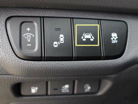스티어링 휠 왼편 안쪽에 위치한 아이오닉 일렉트릭 LKAS 실행 버튼 (노란색 네모 안) (사진=지디넷코리아)