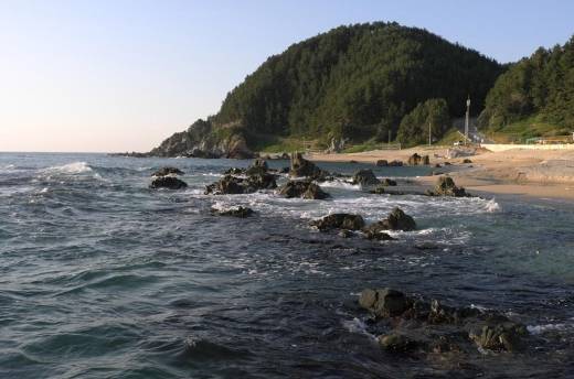 - 울진 망양 해수욕장은 특이하게도 모래사장과 더불어 여러 바위들이 있어 낚시를 하는 사람들에게도 인기가 좋다.