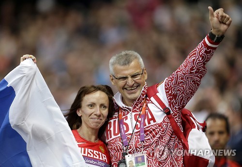 자격 정지 처분을 받고도 여전히 활동하고 있다는 의혹을 받은 러시아 육상 코치 블라디미르 카자린(오른쪽). [AP=연합뉴스 자료사진]