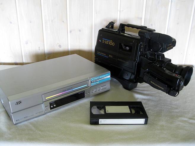 VHS 비디오 장치들. 왼쪽부터 VCR, VHS 카세트 테이프, VHS 레코더 [위키미디어]