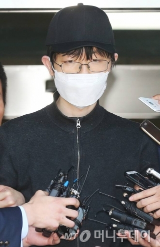 '강남역 살인사건'의 가해자 김모씨(34)가 지난 5월 서울 서초경찰서에서 취재진의 질문을 받고 있다./ 사진=이동훈 기자