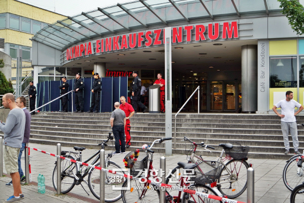 총기난사가 일어난 뮌헨의 올림피아 쇼핑센터 부근 올림피아 아인카우프스젠트룸 지하철철역에서 경찰들이 23일 출입을 통제하고 있다. 뮌헨|정동식 통신원