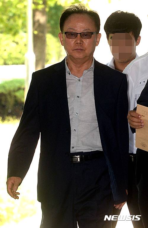 【서울=뉴시스】이영환 기자 = 롯데케미칼 재임 시절 국가를 상대로 사기 소송을 내 270억원대 세금을 부당하게 환급받아 특정범죄가중처벌법상 조세포탈 혐의를 받고 있는 기준 전 롯데물산 사장이 영장실질심사를 받기 위해 서울 서초구 서울중앙지방법원으로 들어서고 있다. 2016.7.22. 20hwan@newsis.com