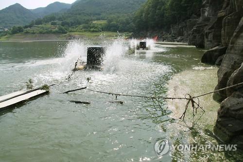 대청호에 설치된 녹조방지용 수차 [연합뉴스 자료사진]