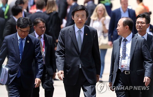 라오스 도착한 윤병세 장관     (비엔티안=연합뉴스) 신준희 기자 = 윤병세 외교장관이 24일 오후(현지시간) 라오스 비엔티안 공항으로 입국하고 있다.      윤 장관은 오는 26일까지 열리는 아세안지역안보포럼(ARF)을 비롯한 아세안(동남아시아국가연합) 관련 연쇄 외교장관회의에 참석한다.      hama@yna.co.kr